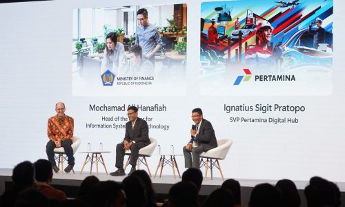 [Left-Right] Executive Vice President Cloud & AI Microsoft, Scott Guthrie, Head of the Center for Information System and Technology, Mochamad Ali Hanafiah, and SVP Pertamina Digital Hub, Ignatius Sigit Pratopo. Photo courtesy of Microsoft.