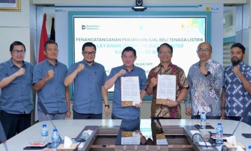 President Director of PLN Batam Kwin Fo (left) and President Director of PT Teknologi Data Infrastruktur Indrama Yusuf Muda Purba (right) holding the Electric Power Purchase Agreement (PJBT) in Batam last Friday.

 