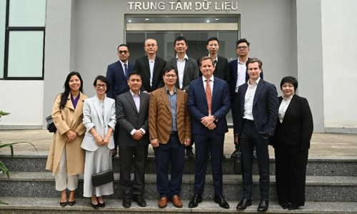 Representatives of both JV partners at the closing ceremony for the strategic investment agreement. Image courtesy of Evolution Data Centres.